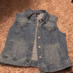 Style & Jeans Co. sleeveless jean jacket.  Size M